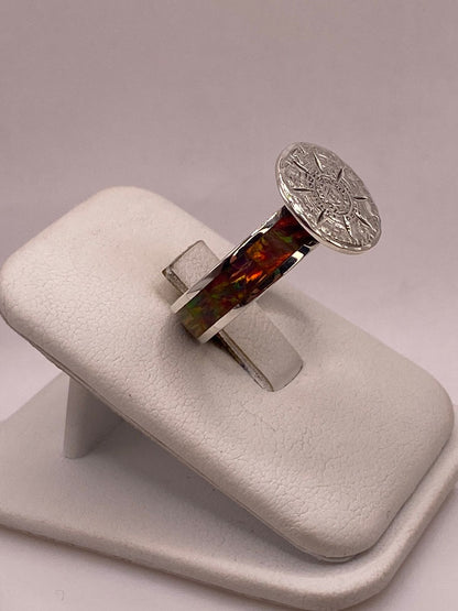 Anillo Calendario Azteca con Ópalo de Fuego Multicolor en Plata Ley .950, vista lateral