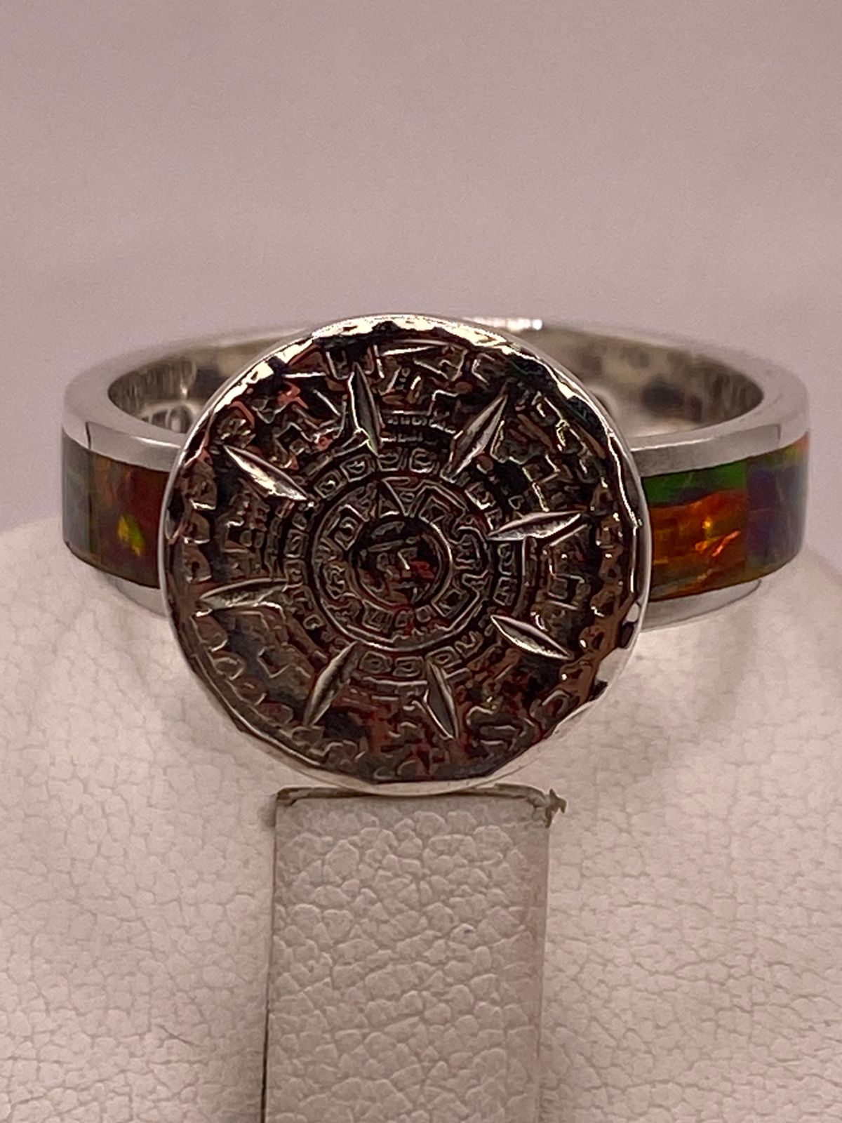 Anillo Calendario Azteca con Ópalo de Fuego Multicolor en Plata Ley .950, sello de autenticidad Plata Ley .925