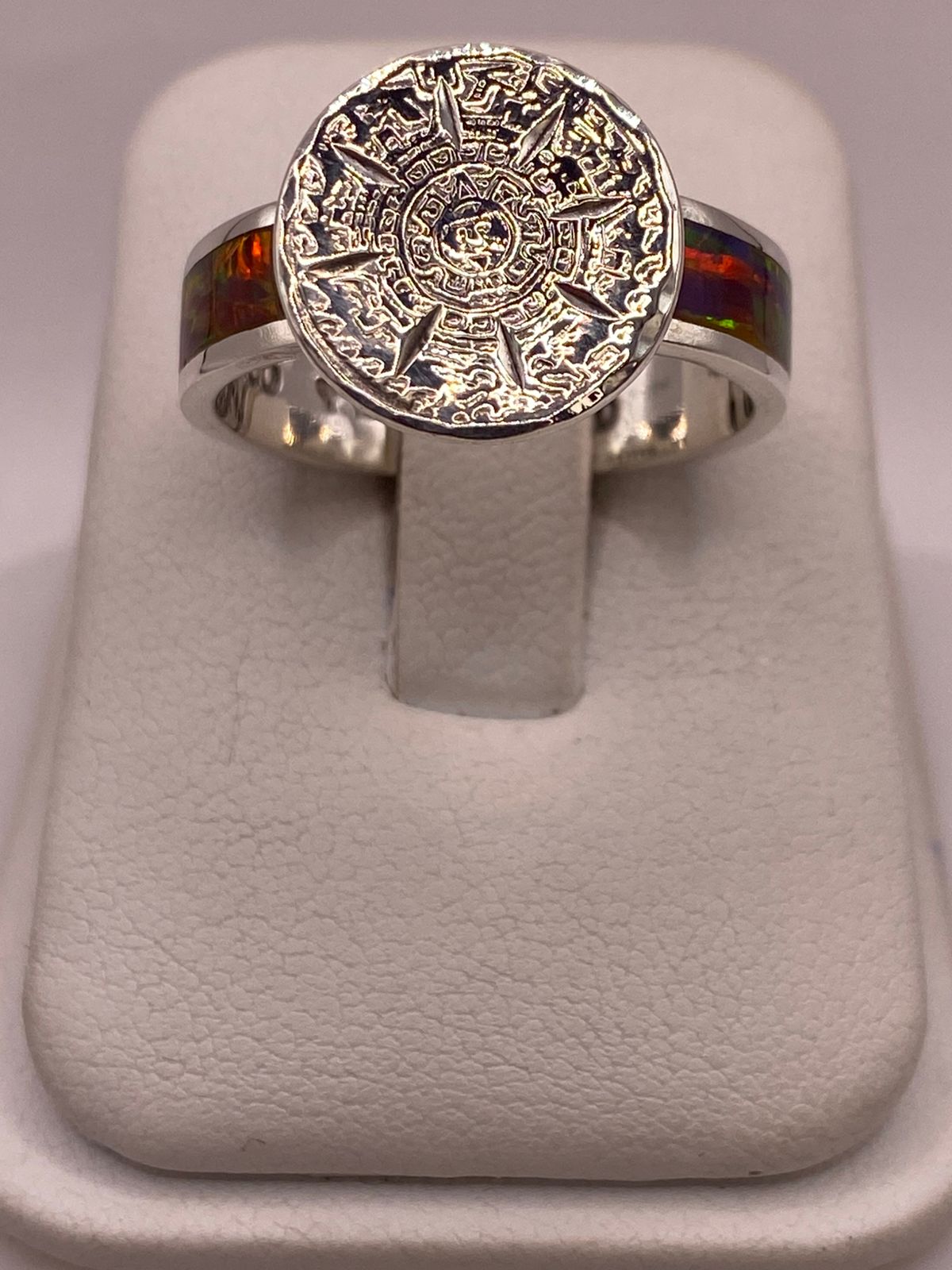 Anillo Calendario Azteca con Ópalo de Fuego Multicolor en Plata Ley .950, vista superior