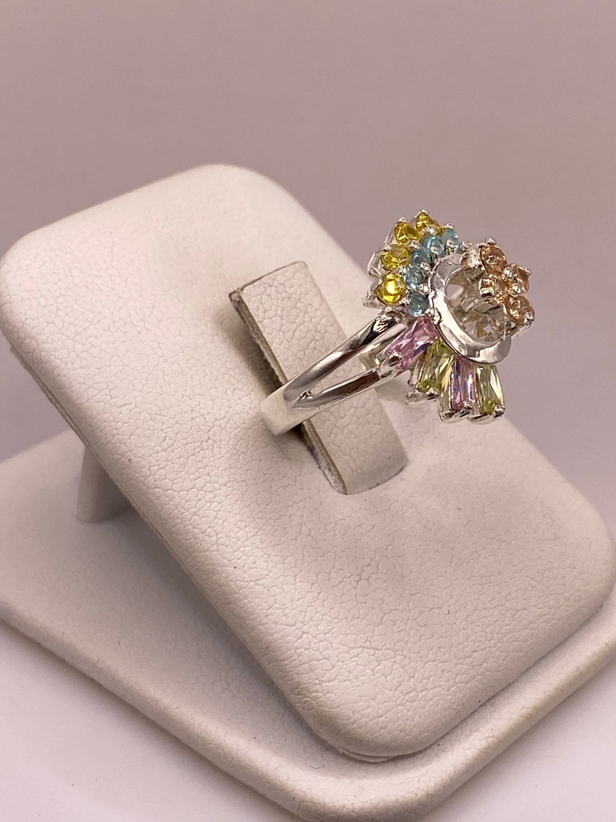 Anillo Circular Multicolor de Plata 925 con Zirconias, vista lateral