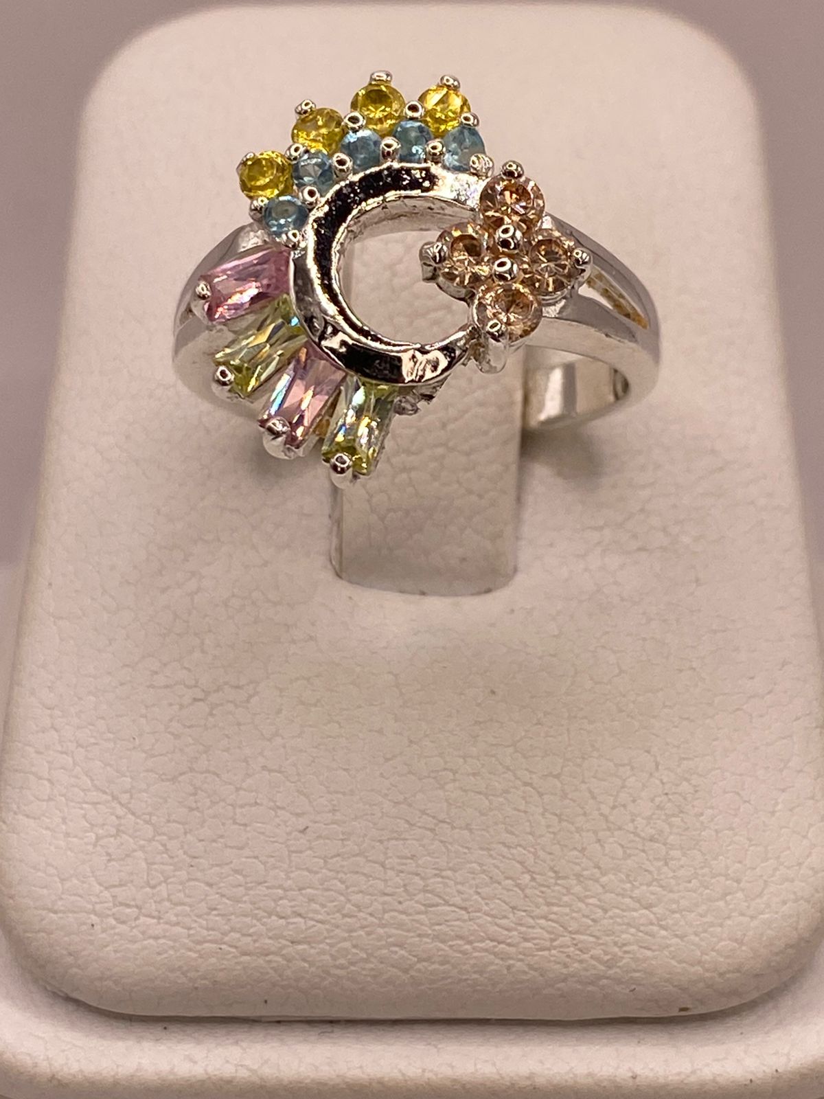 Anillo Circular Multicolor de Plata 925 con Zirconias, vista de detalle