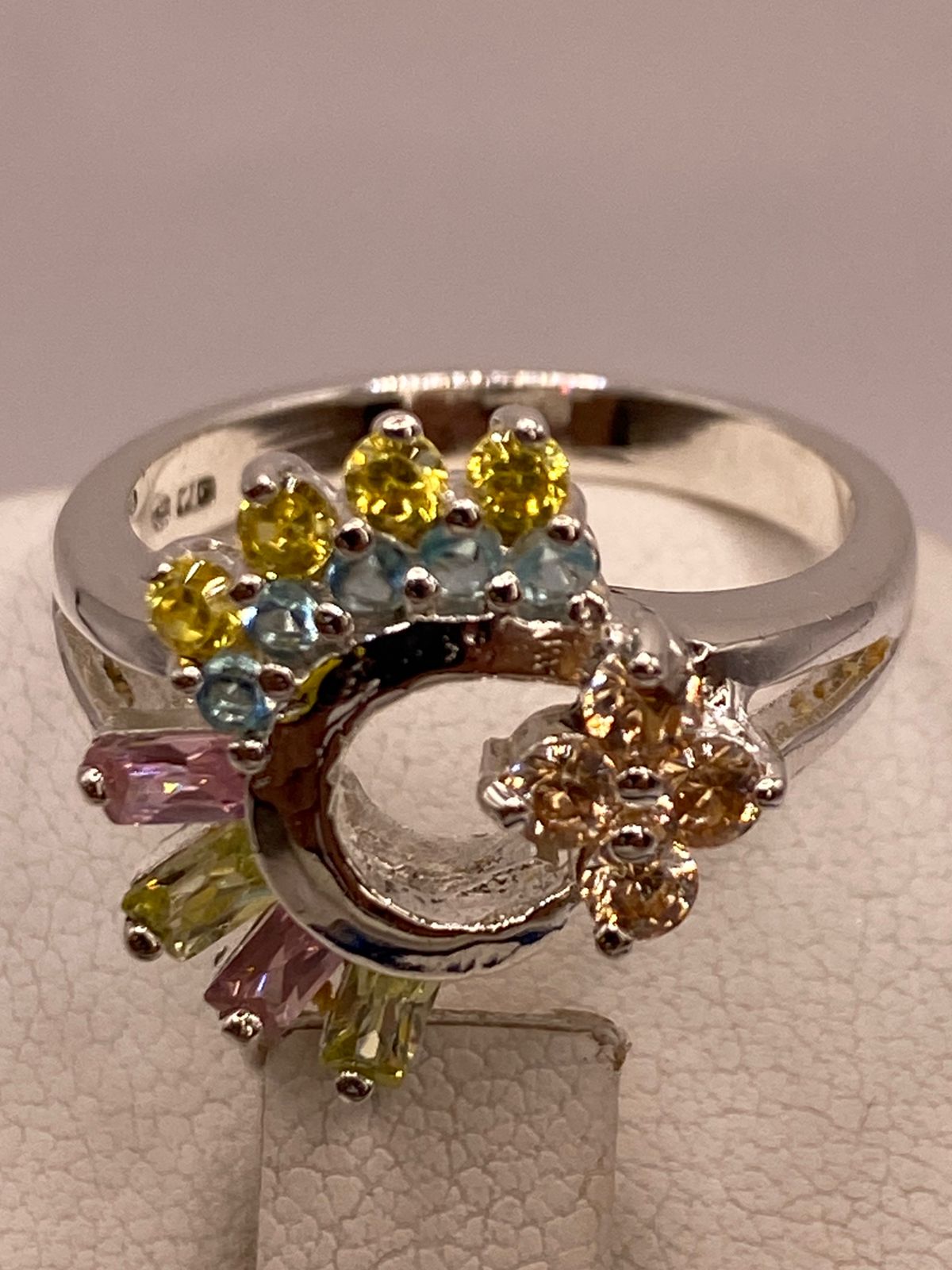 Anillo Circular Multicolor de Plata 925 con Zirconias, sello de autenticidad Plata Ley .925