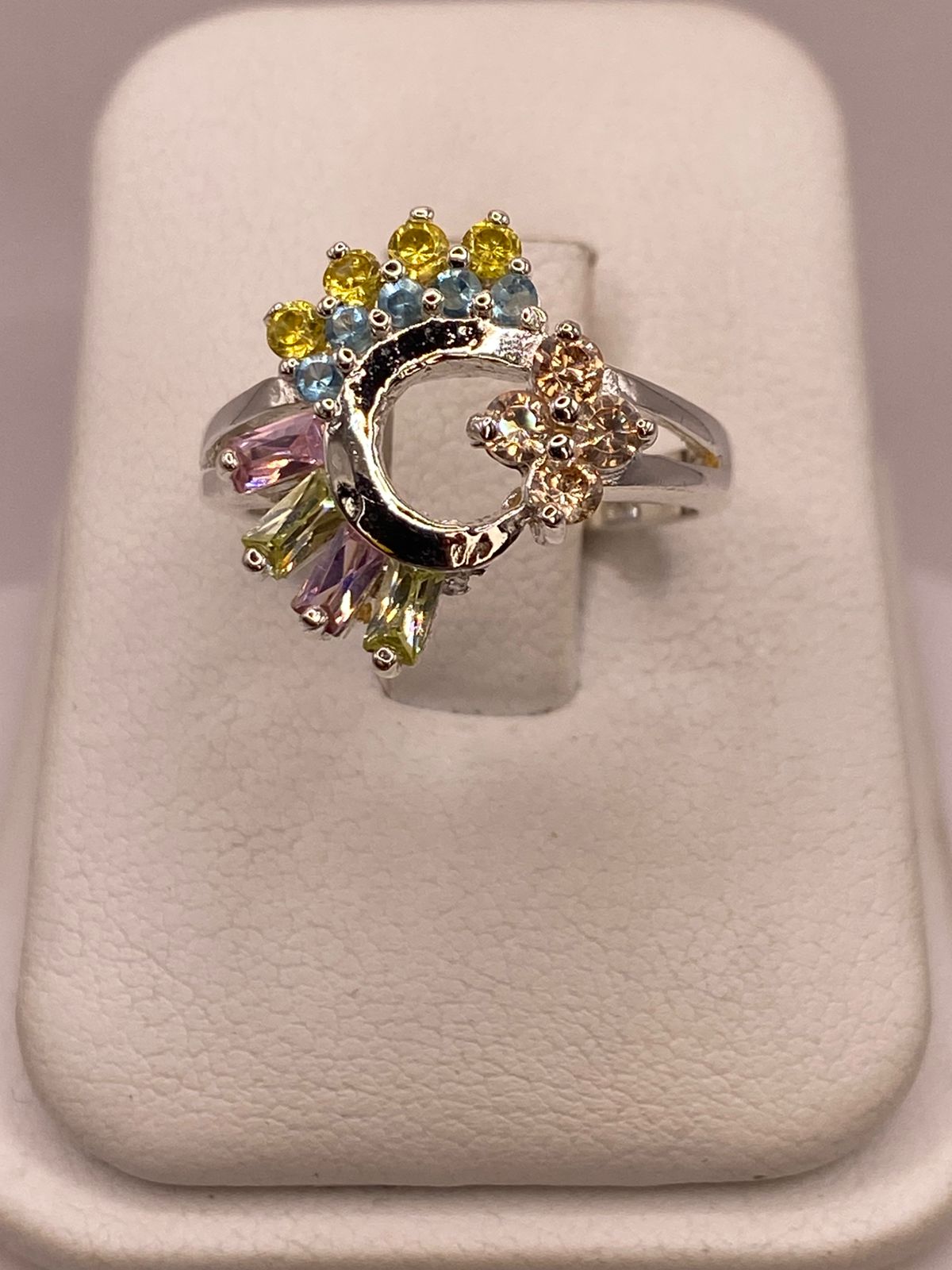 Anillo Circular Multicolor de Plata 925 con Zirconias en báscula mostrando peso
