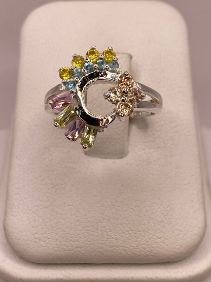 Anillo Circular Multicolor de Plata 925 con Zirconias en báscula mostrando peso