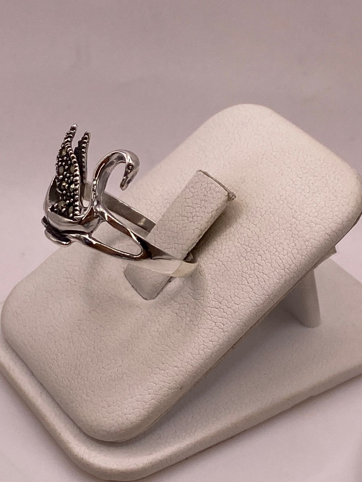 Anillo Cisne con Marquesitas en Plata Ley 925, vista de detalle