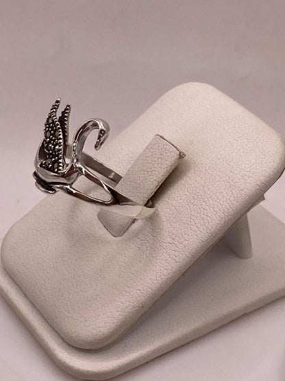 Anillo Cisne con Marquesitas en Plata Ley 925, vista de detalle