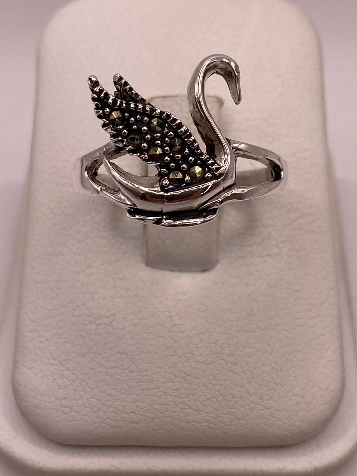 Anillo Cisne Vintage con Marquesitas en Plata Ley 925 en báscula mostrando peso