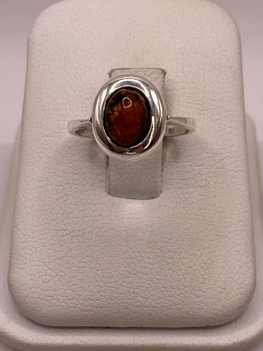 Anillo Clásico con Ámbar Natural en Plata Ley 925 en báscula mostrando peso