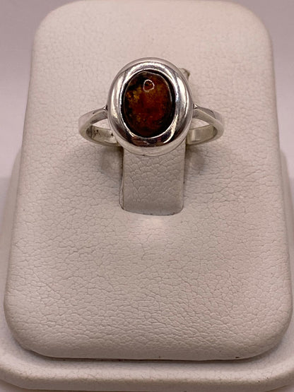 Anillo Clásico con Ámbar Natural en Plata Ley 925, vista lateral