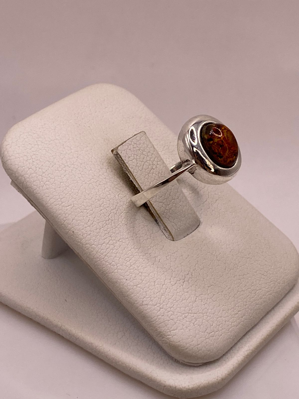 Anillo Clásico con Ámbar Natural en Plata Ley 925, vista de detalle