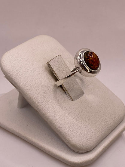 Anillo Clásico con Ámbar Natural en Plata Ley 925, vista de detalle
