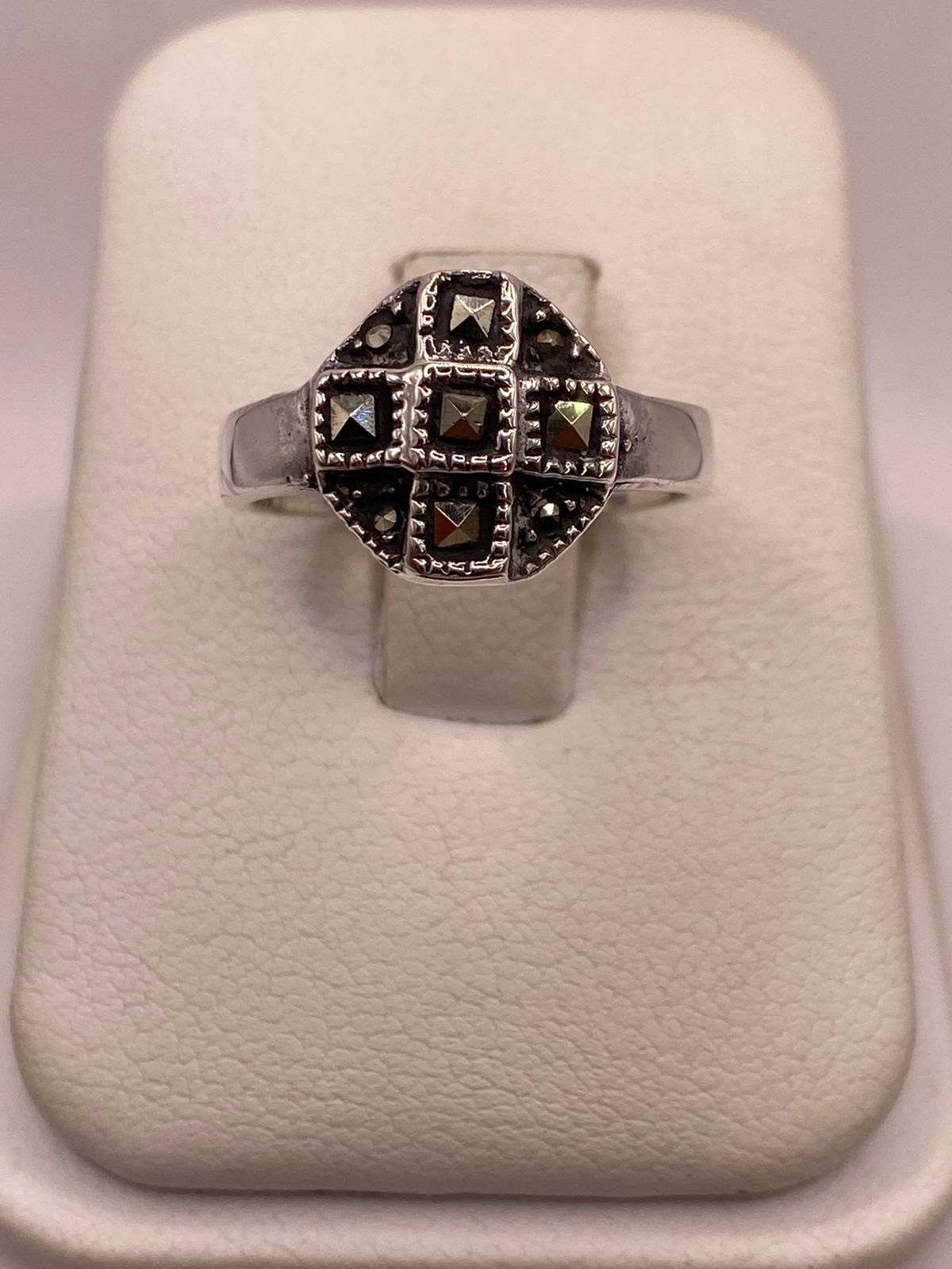 Anillo Clásico Geométrico con Marquesitas en Plata Ley 925, vista frontal