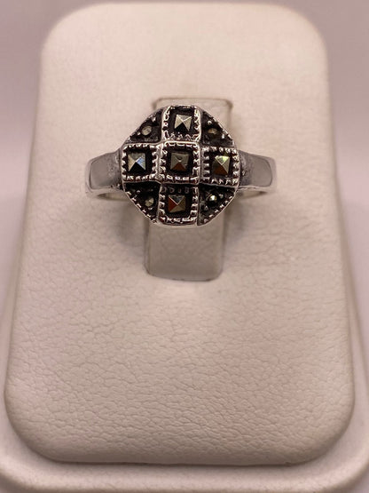 Anillo Clásico Geométrico con Marquesitas en Plata Ley 925, vista frontal