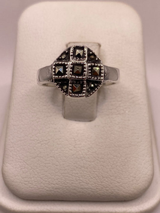 Anillo Clásico Geométrico con Marquesitas en Plata Ley 925, vista frontal