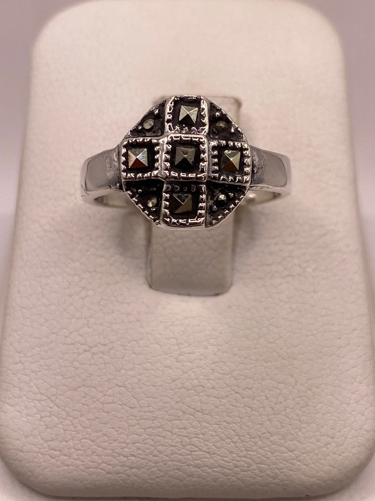 Anillo Clásico Geométrico con Marquesitas en Plata Ley 925 — ángulo diagonal