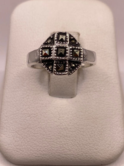 Anillo Clásico Geométrico con Marquesitas en Plata Ley 925 — ángulo diagonal