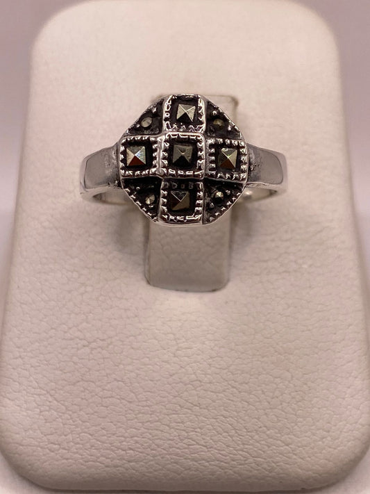 Anillo Clásico Geométrico con Marquesitas en Plata Ley 925 — ángulo diagonal