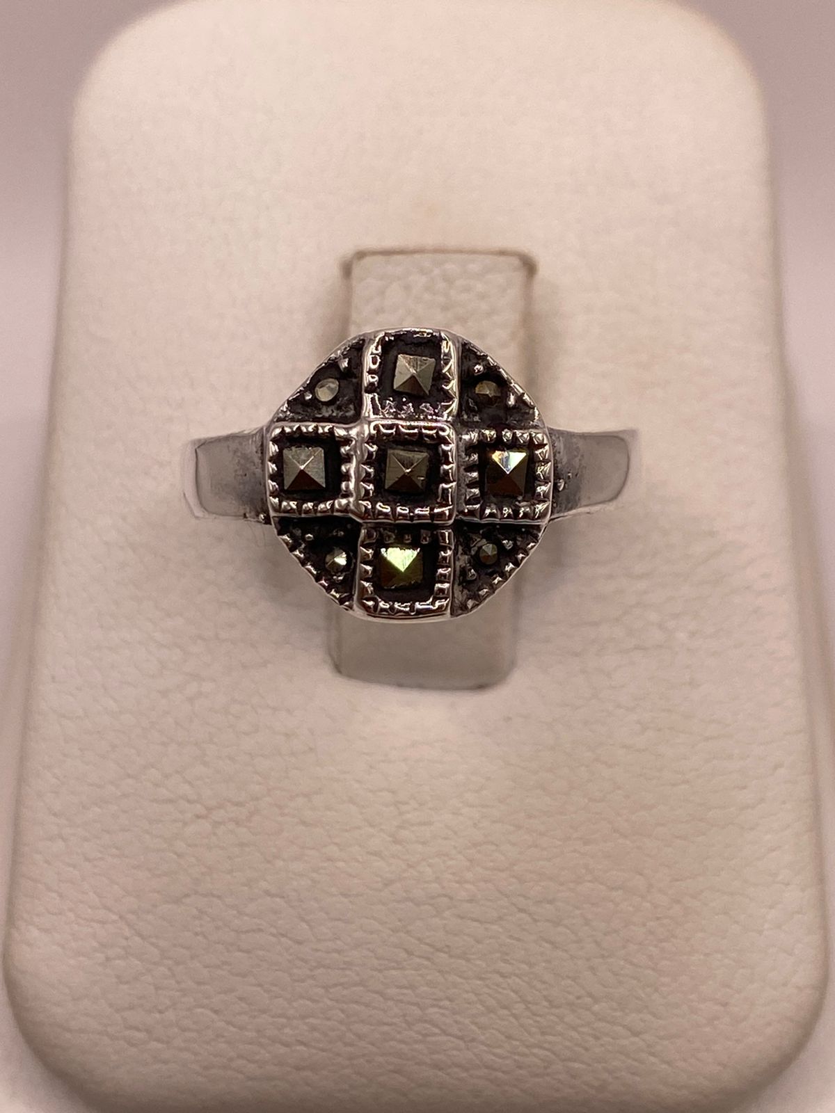 Anillo Clásico Geométrico con Marquesitas en Plata Ley 925, vista de detalle