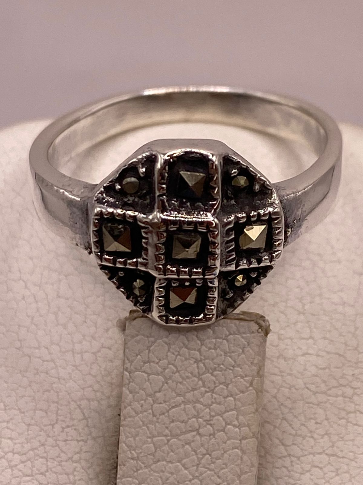 Anillo Clásico Geométrico con Marquesitas en Plata Ley 925, sello de autenticidad Plata Ley .925