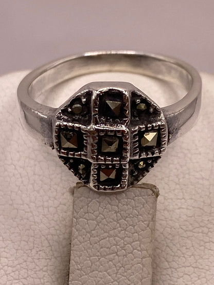 Anillo Clásico Geométrico con Marquesitas en Plata Ley 925, sello de autenticidad Plata Ley .925