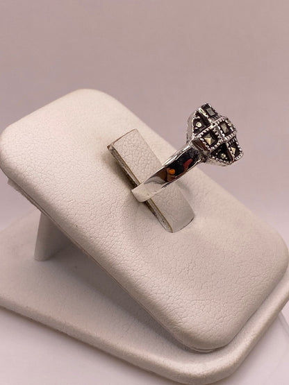 Anillo Clásico Geométrico con Marquesitas en Plata Ley 925, vista lateral