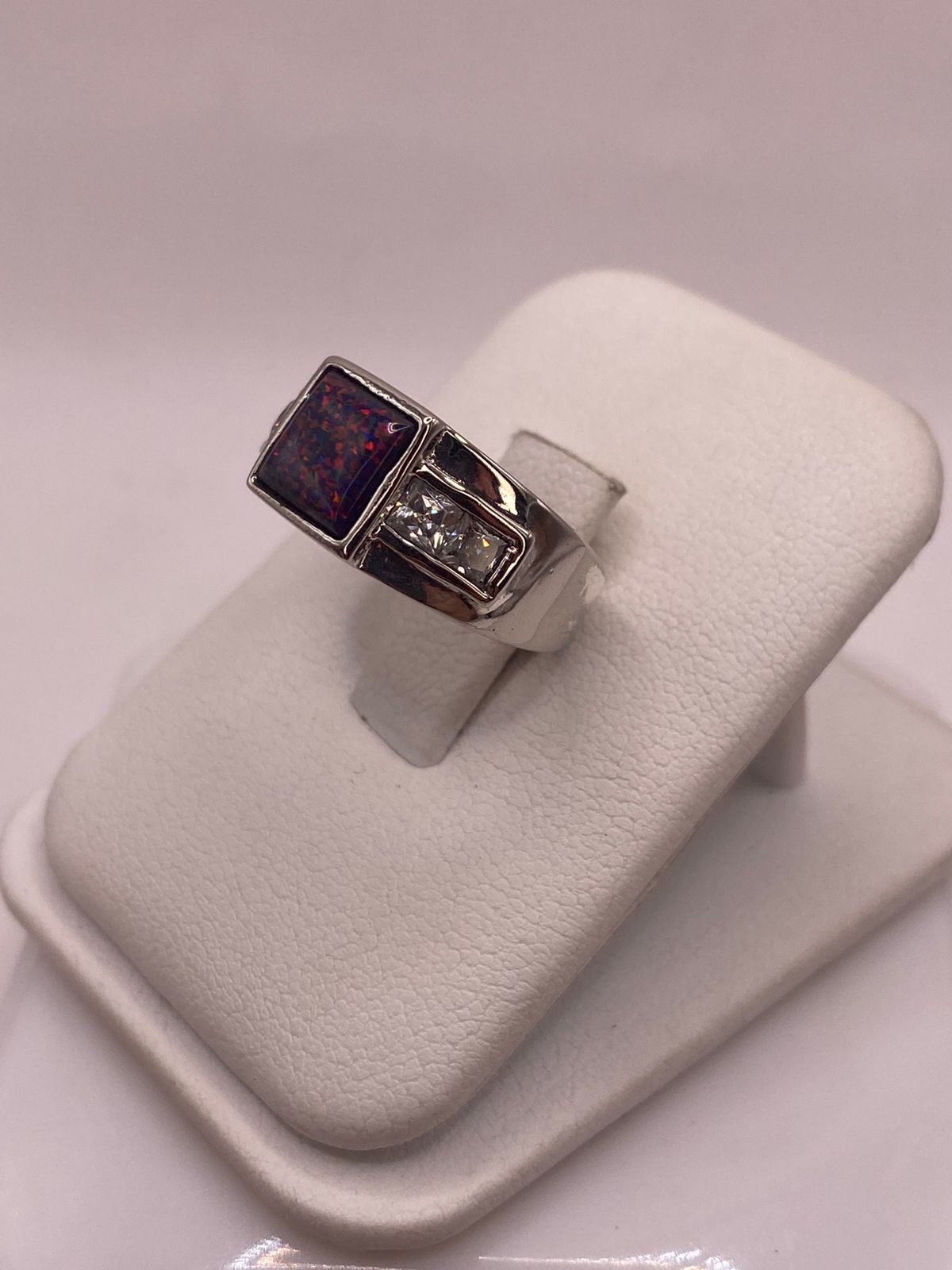 ANILLO CLÁSICO ÓPALO VIOLETA-ROSA & ZIRCONIAS DIAMANTE PLATA 925, vista lateral