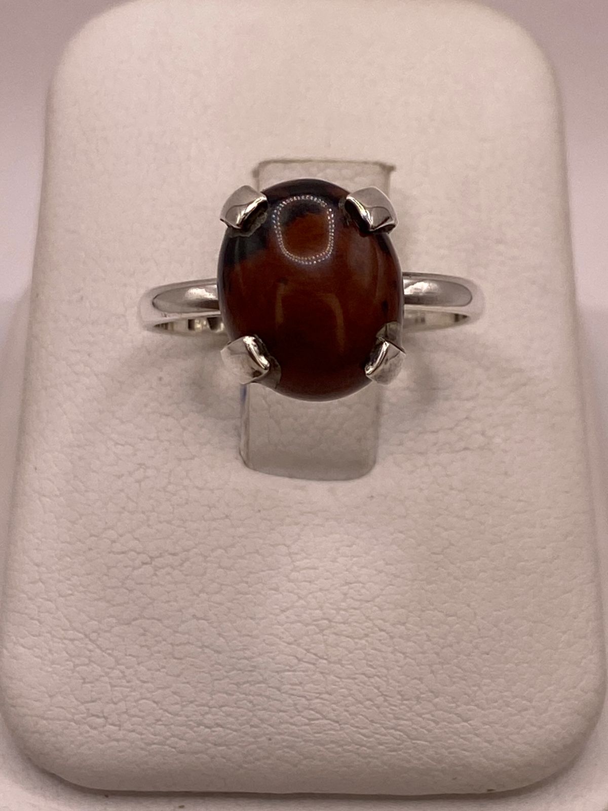 Anillo Clásico de Plata Ley 925 con Ojo de Tigre Natural — ángulo diagonal