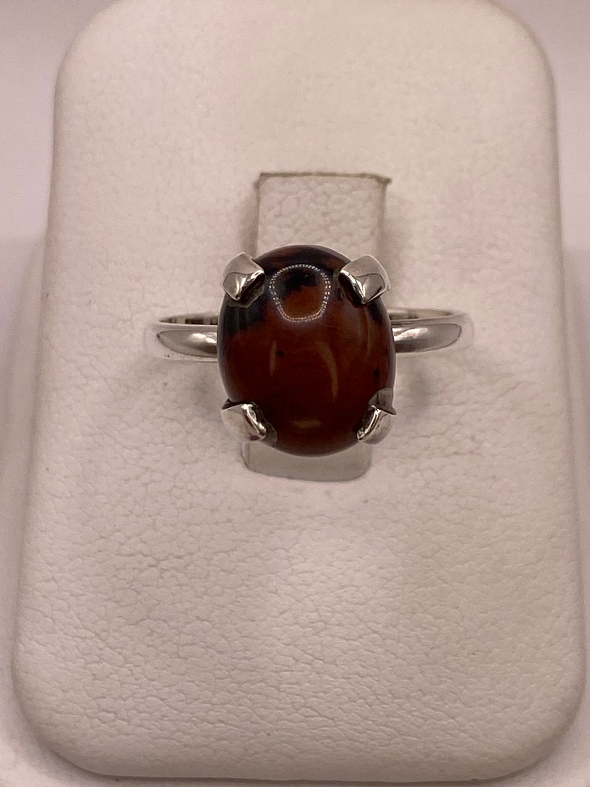 Anillo Clásico de Plata Ley 925 con Ojo de Tigre Natural, vista de detalle