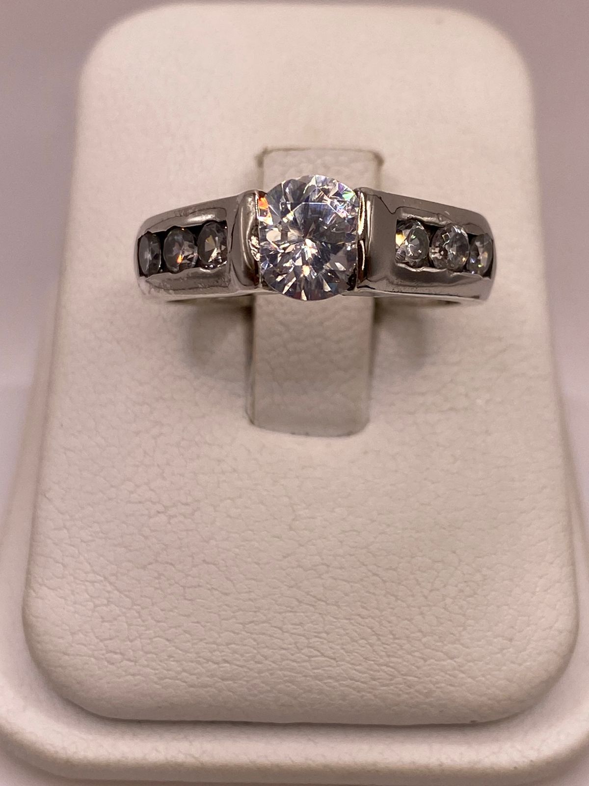 Anillo Clásico con Zirconia Central en Plata Ley 925 en báscula mostrando peso