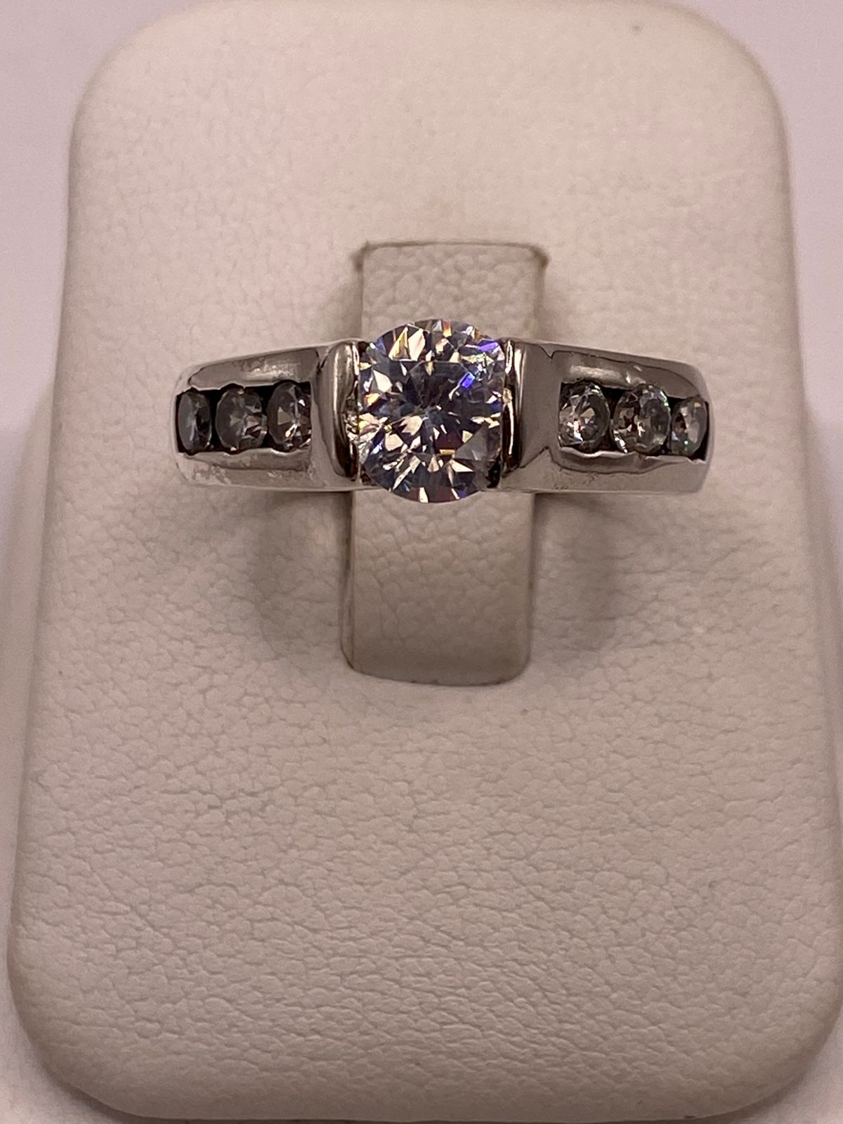 Anillo Clásico con Zirconia Central en Plata Ley 925, vista frontal