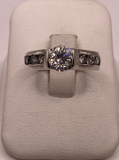 Anillo Clásico con Zirconia Central en Plata Ley 925, vista frontal