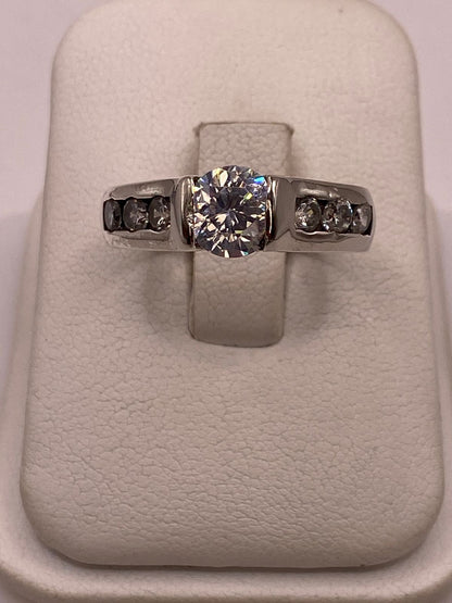 Anillo Clásico con Zirconia Central en Plata Ley 925, vista de detalle