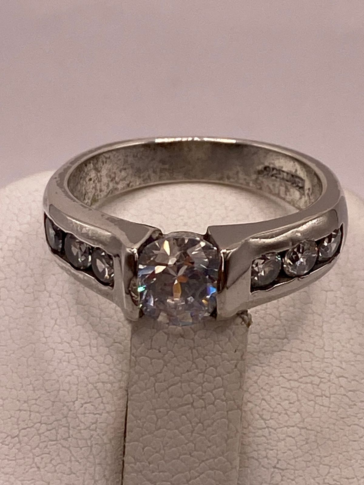 Anillo Clásico con Zirconia Central en Plata Ley 925, sello de autenticidad Plata Ley .925