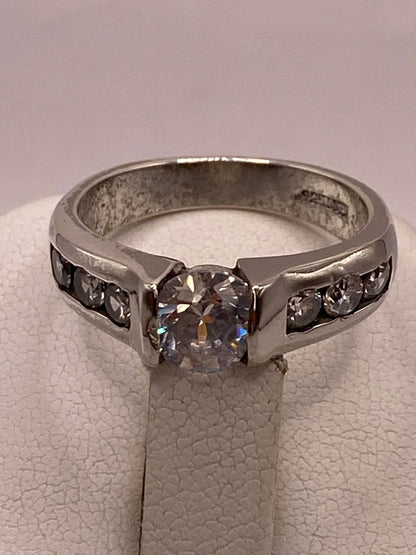 Anillo Clásico con Zirconia Central en Plata Ley 925, sello de autenticidad Plata Ley .925