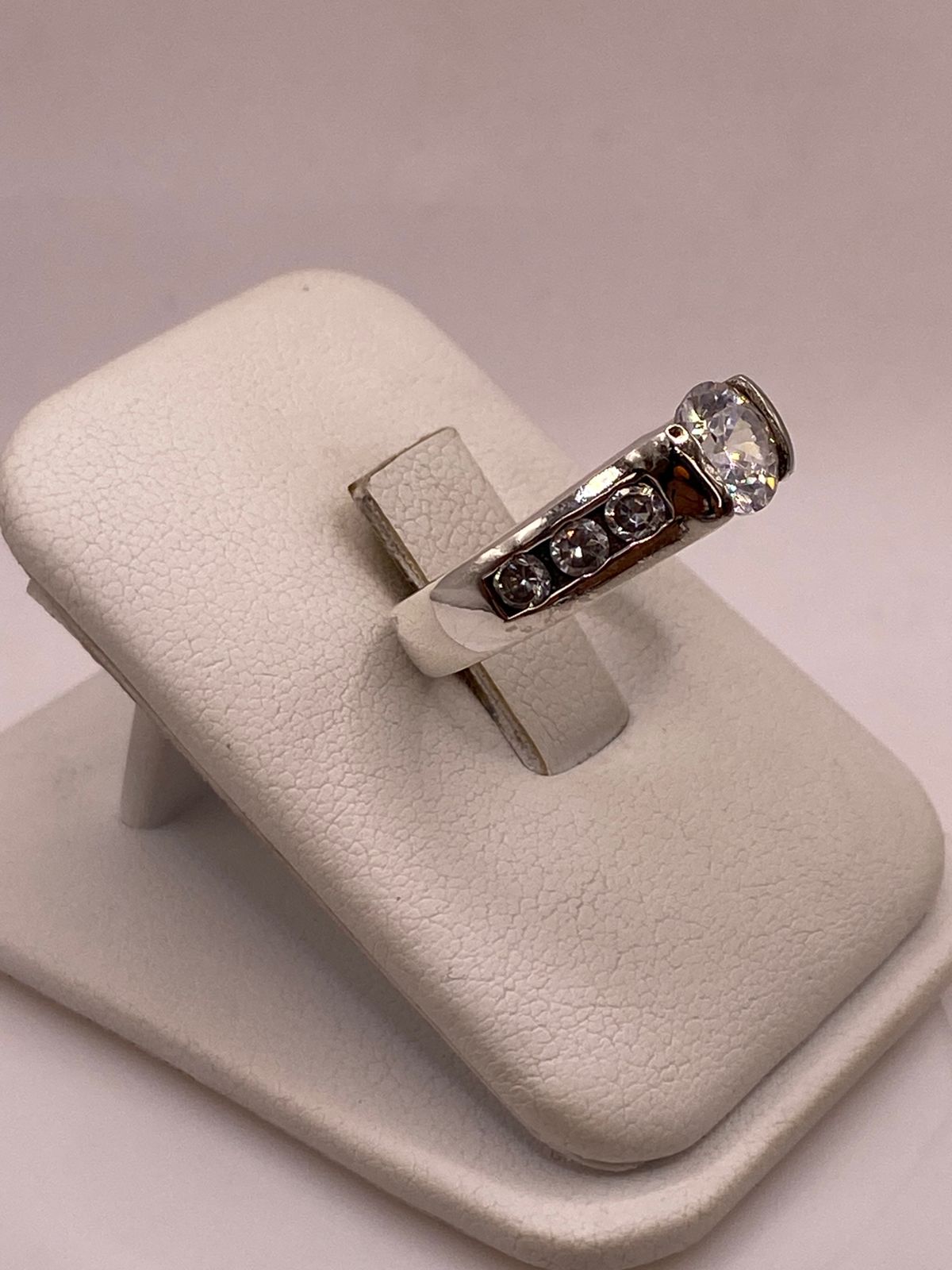 Anillo Clásico con Zirconia Central en Plata Ley 925, vista lateral