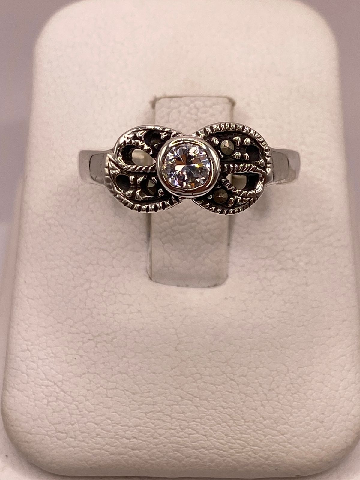 Anillo Clásico con Zirconia y Marquesitas en Plata Ley 925 — ángulo diagonal