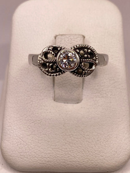 Anillo Clásico con Zirconia y Marquesitas en Plata Ley 925 — ángulo diagonal
