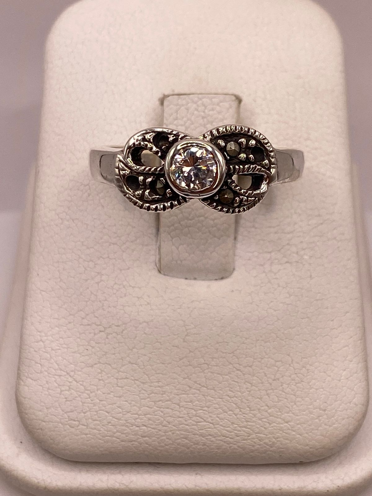 Anillo Clásico con Zirconia y Marquesitas en Plata Ley 925, vista frontal