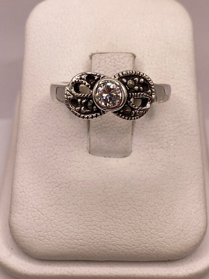 Anillo Clásico con Zirconia y Marquesitas en Plata Ley 925, vista frontal