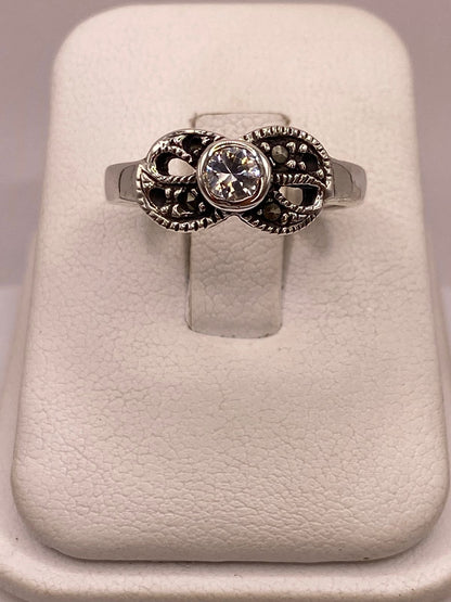 Anillo Clásico con Zirconia y Marquesitas en Plata Ley 925, vista de detalle