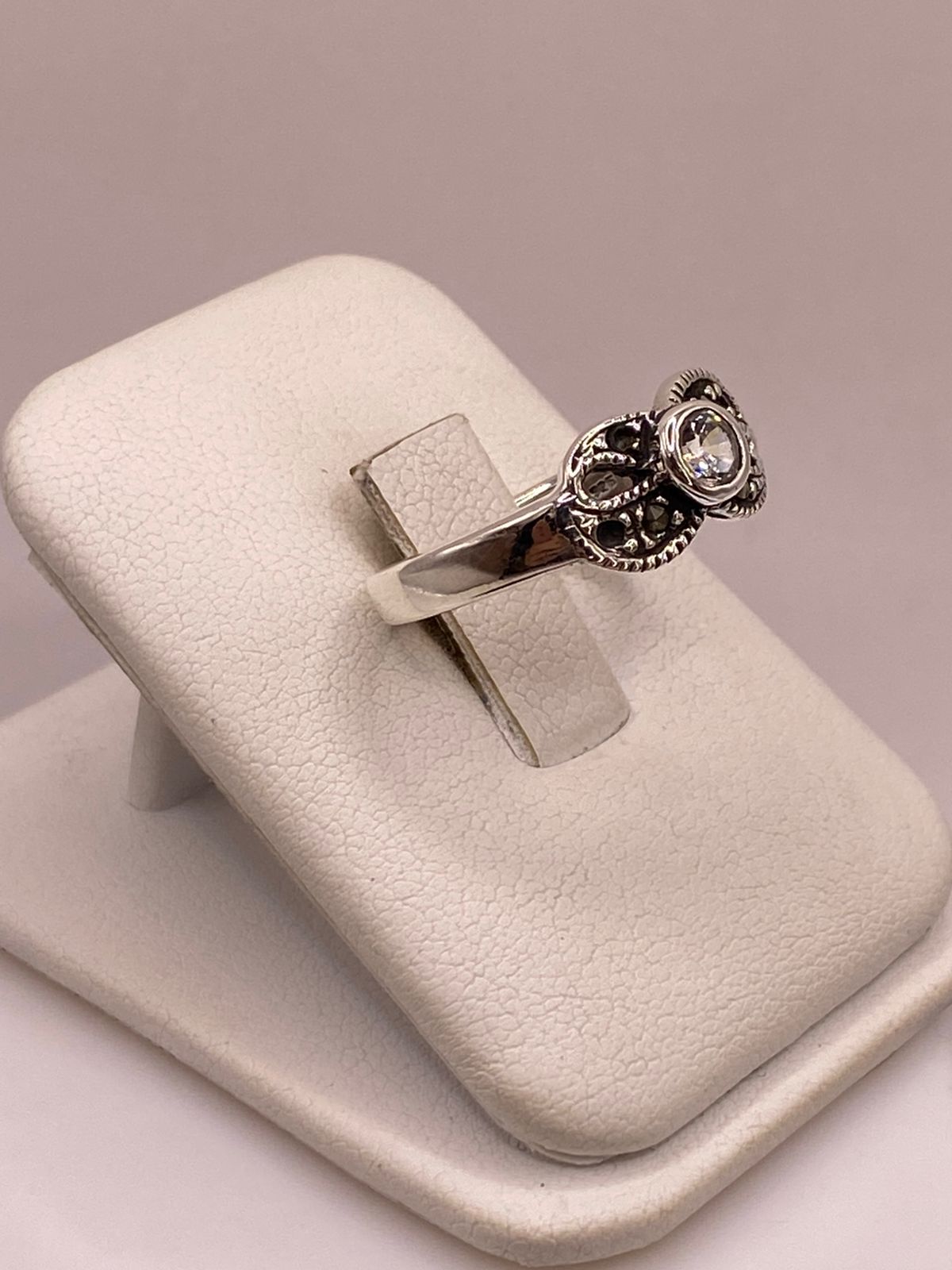 Anillo Clásico con Zirconia y Marquesitas en Plata Ley 925, vista lateral