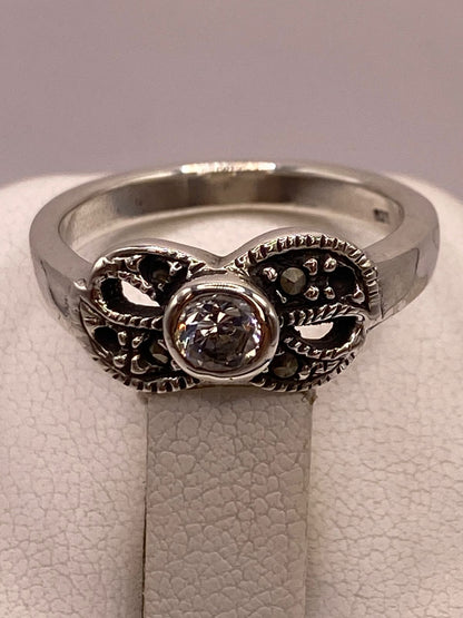 Anillo Clásico con Zirconia y Marquesitas en Plata Ley 925, sello de autenticidad Plata Ley .925