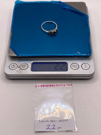 Anillo Clásico con Zirconia Morada y Marquesitas en Plata Ley 925, peso en gramos (báscula)