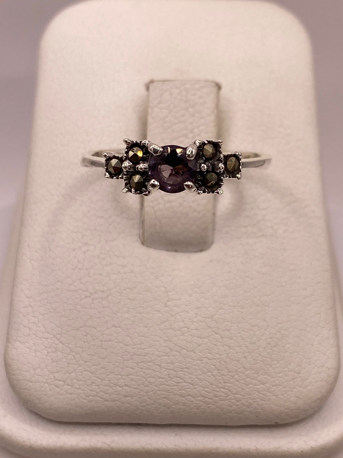 Anillo Clásico con Zirconia Morada y Marquesitas en Plata Ley 925 — ángulo diagonal
