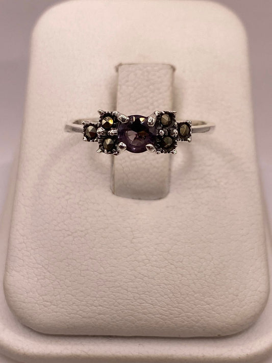 Anillo Clásico con Zirconia Morada y Marquesitas en Plata Ley 925 — ángulo diagonal