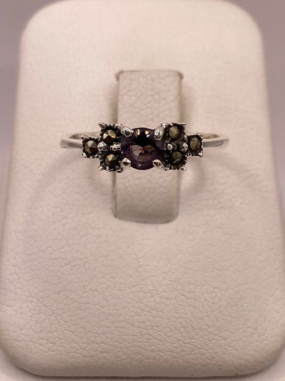 Anillo Clásico con Zirconia Morada y Marquesitas en Plata Ley 925, vista frontal