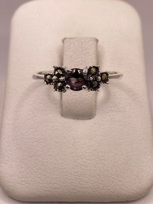 Anillo Clásico con Zirconia Morada y Marquesitas en Plata Ley 925, vista frontal
