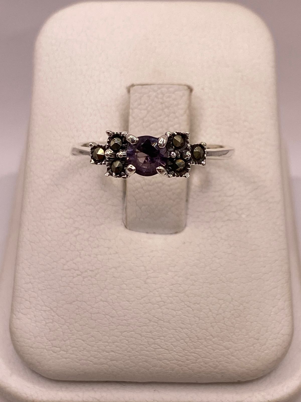Anillo Clásico con Zirconia Morada y Marquesitas en Plata Ley 925, vista de detalle