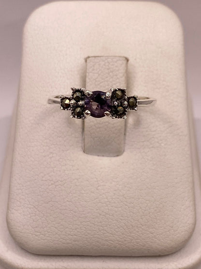 Anillo Clásico con Zirconia Morada y Marquesitas en Plata Ley 925, vista de detalle