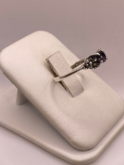 Anillo Clásico con Zirconia Morada y Marquesitas en Plata Ley 925, vista lateral